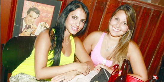 Flávia Stefani e Gabriela Macarini em barzinho da cidade 
